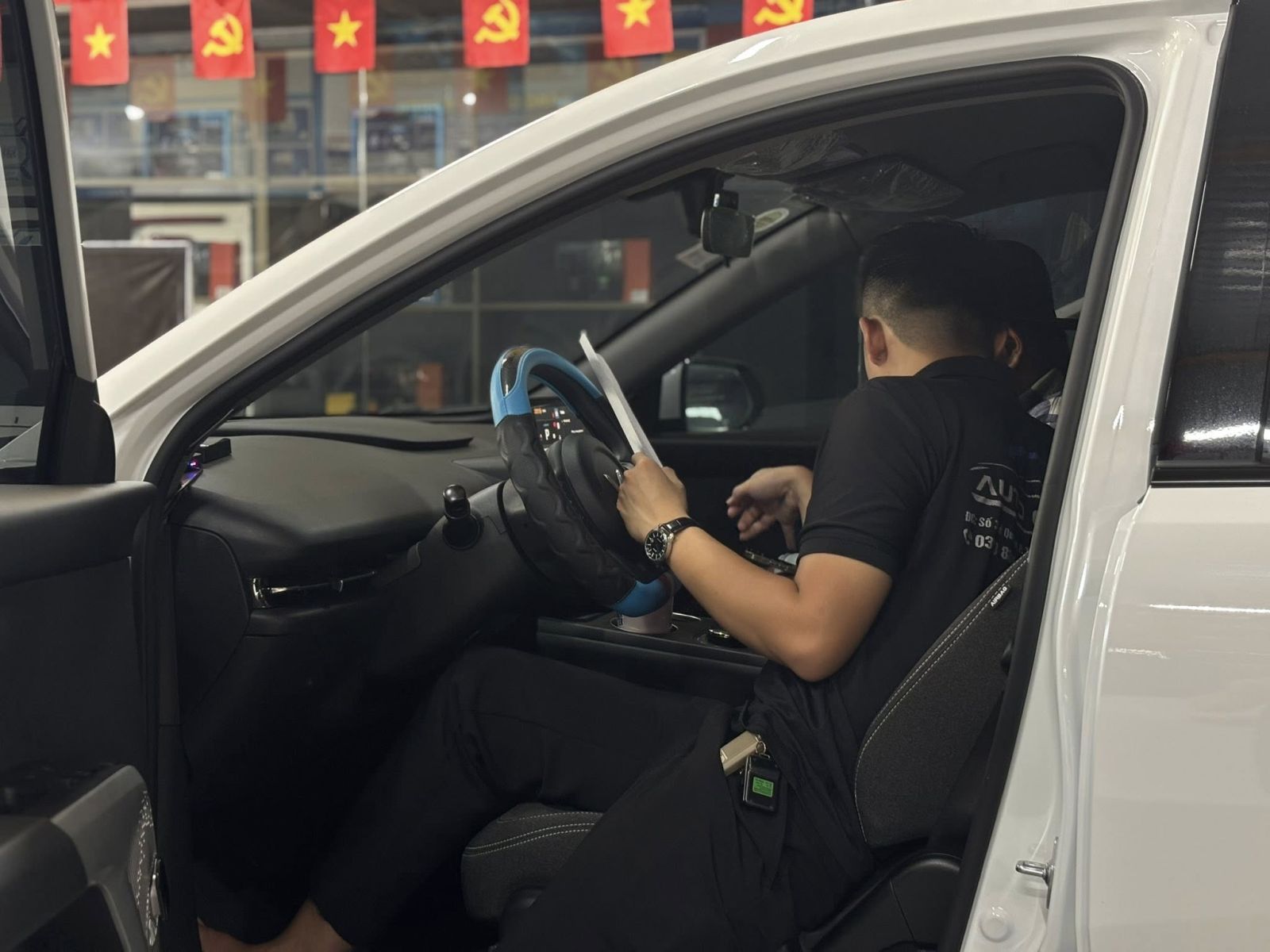 Đội ngũ kỹ thuật Auto 60S thi công nâng cấp xe