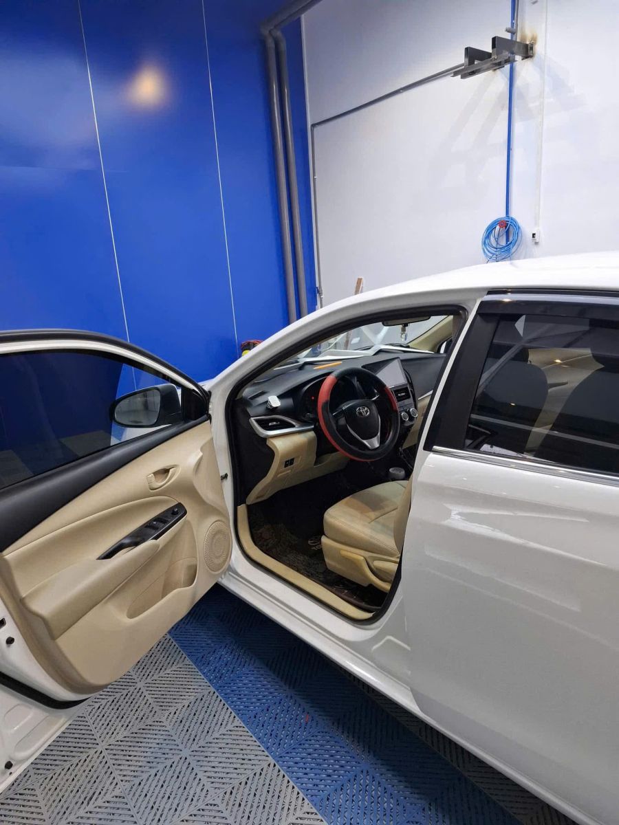 Kỹ thuật viên AUTO 60S lắp màn hình Zestech chuẩn quốc tế